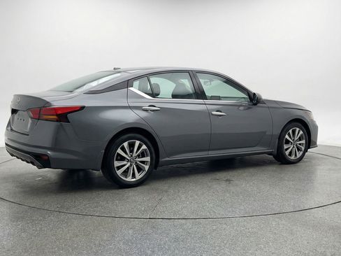 Used 2025 Nissan Altima 2.5 SV FWD image 9