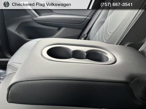 New 2025 Volkswagen Tiguan SE image 50