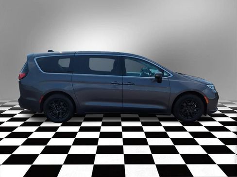 Used 2023 Chrysler Pacifica Touring-L FWD image 9