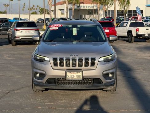 Used 2019 Jeep Cherokee Latitude w/ Popular Appearance Group FWD image 2