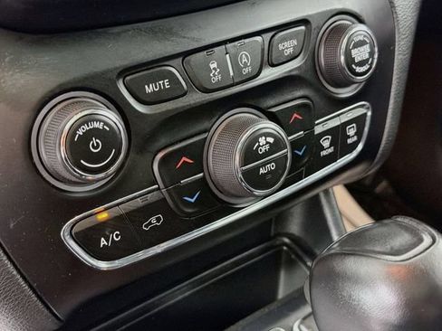 Used 2019 Jeep Cherokee Trailhawk AWD/4WD image 16