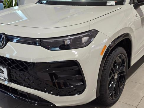 New 2026 Volkswagen Tiguan SE R-Line AWD/4WD image 8