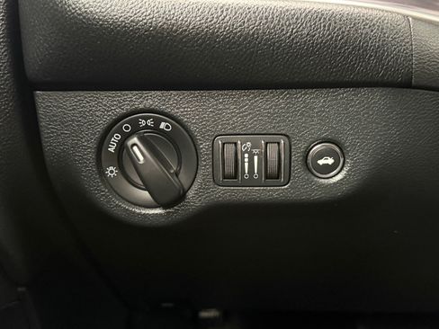 Used 2015 Dodge Challenger SXT RWD image 25