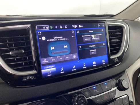 Used 2024 Chrysler Pacifica Touring-L image 40