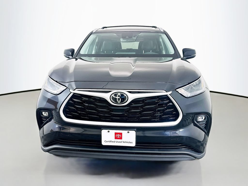 Used 2024 Toyota Highlander XLE FWD image 2