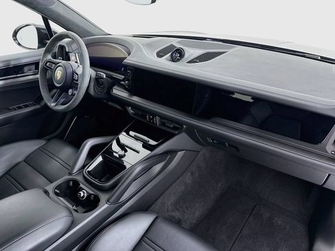 Certified 2025 Porsche Cayenne GTS AWD/4WD image 31