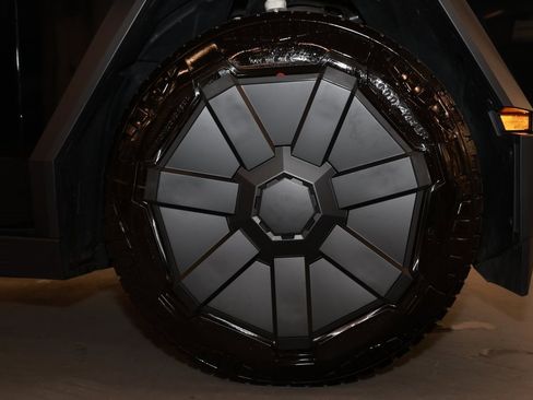 Used 2024 Tesla Cybertruck AWD Crew Cab image 29