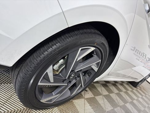Used 2025 Hyundai Elantra Limited FWD image 32