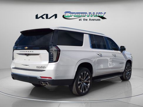Used 2025 Chevrolet Suburban High Country image 8