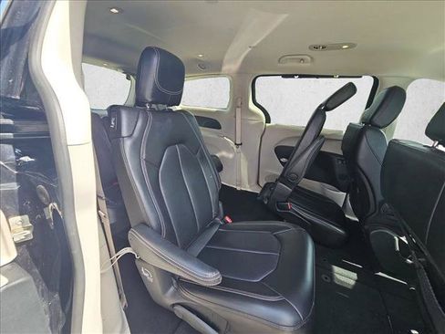 Used 2024 Chrysler Pacifica Touring-L FWD image 17