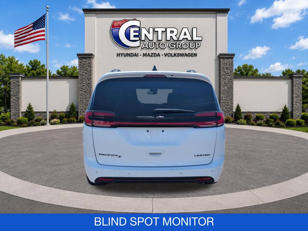 Used 2025 Chrysler Pacifica Limited FWD image 7
