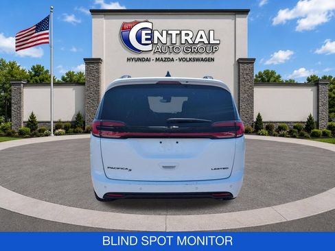 Used 2025 Chrysler Pacifica Limited FWD image 7