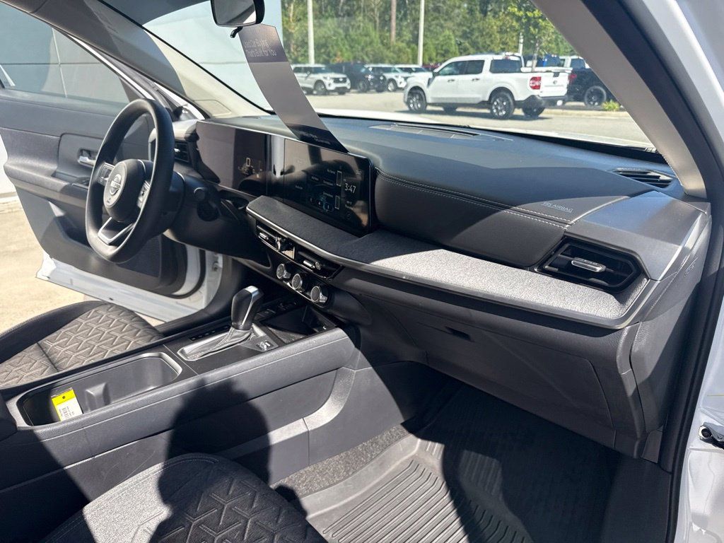 Used 2025 Nissan Kicks SV w/ SV Premium Package FWD image 29