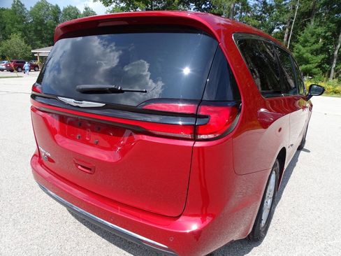 Used 2024 Chrysler Pacifica Touring-L FWD image 9
