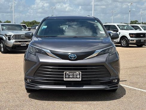 Used 2025 Toyota Sienna XLE FWD image 3