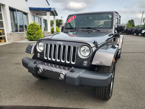 Used 2016 Jeep Wrangler Unlimited Sahara w/ Dual Top Group image 4