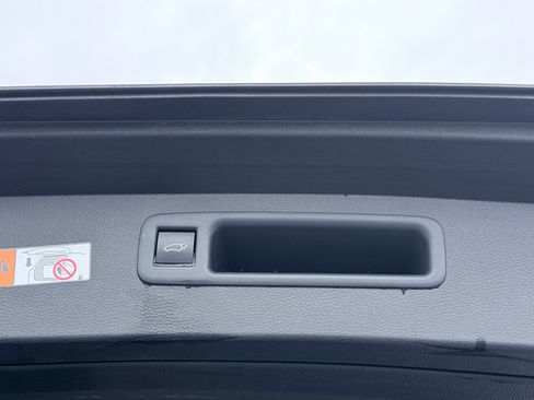 Used 2025 Toyota Highlander LE FWD image 10