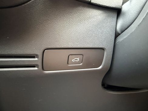 Used 2025 Volvo XC40 B5 Core w/ Climate Package image 27