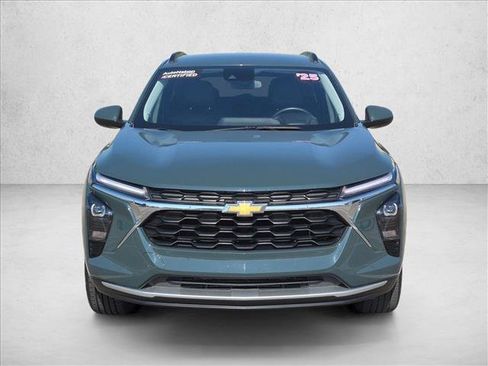 Used 2025 Chevrolet Trax LT w/ LT Convenience Package FWD image 2