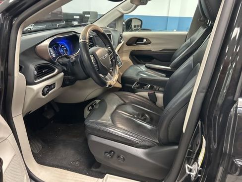 Used 2019 Chrysler Pacifica Touring-L image 9