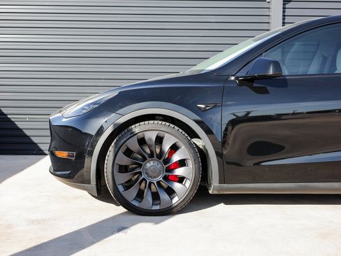 Used 2023 Tesla Model Y Performance image 11