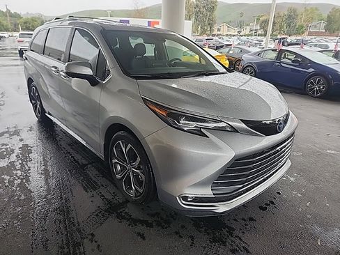 Used 2025 Toyota Sienna Platinum image 7