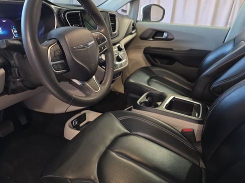 Used 2023 Chrysler Pacifica Touring-L FWD image 14