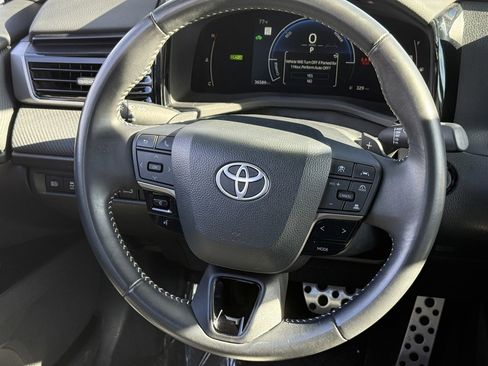 Used 2025 Toyota Camry SE image 21