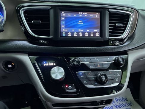Used 2019 Chrysler Pacifica Touring-L FWD image 20