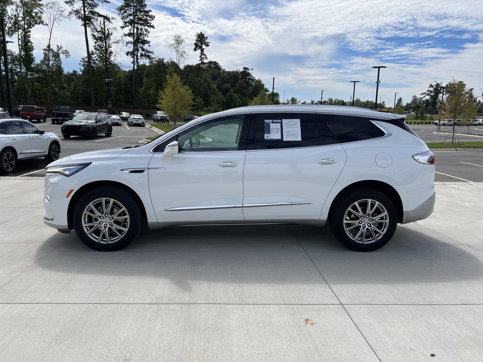 Used 2023 Buick Enclave Essence w/ Experience Buick Package FWD image 5