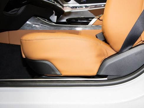 Used 2025 BMW 740i xDrive w/ Premium Package image 16