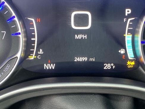 Used 2025 Chrysler Pacifica Select FWD image 19