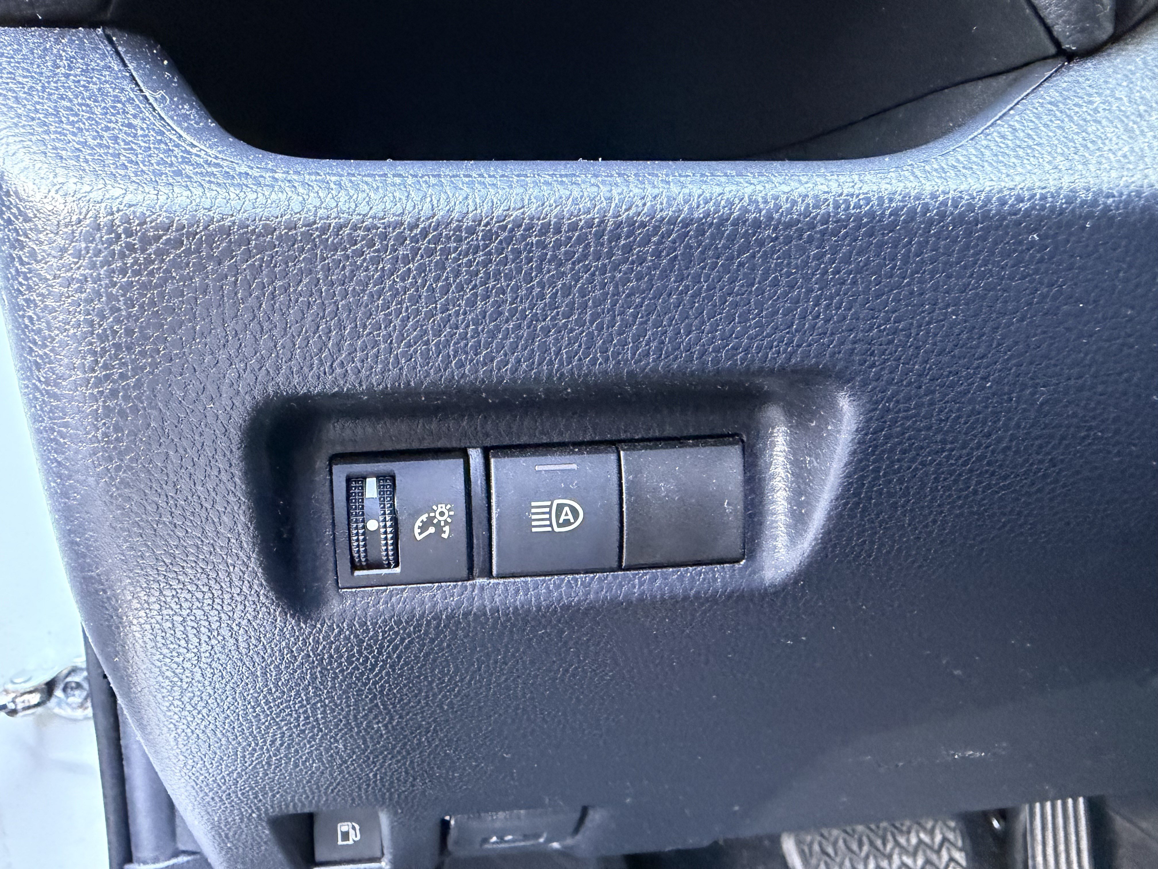 Used 2019 Toyota RAV4 LE AWD/4WD image 15