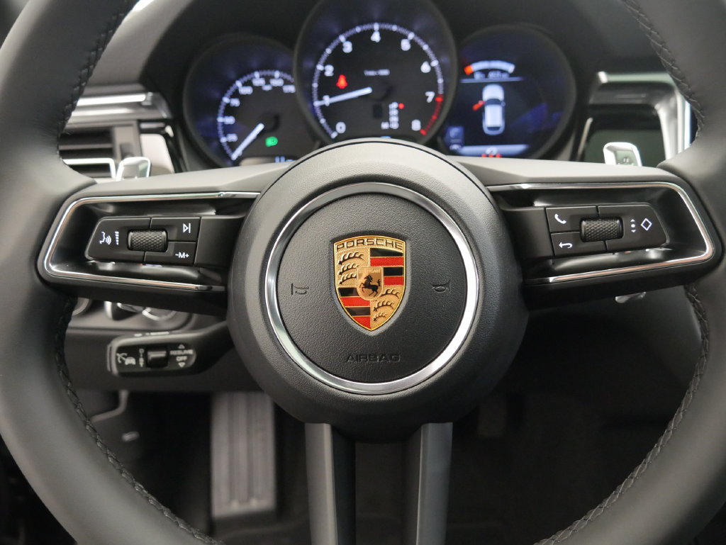 Certified 2026 Porsche Macan AWD/4WD image 38