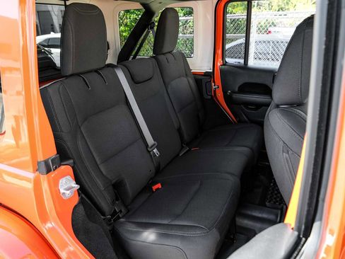 Used 2018 Jeep Wrangler Unlimited Sahara image 38