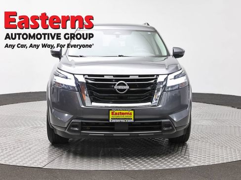 Used 2022 Nissan Pathfinder SV AWD/4WD image 2
