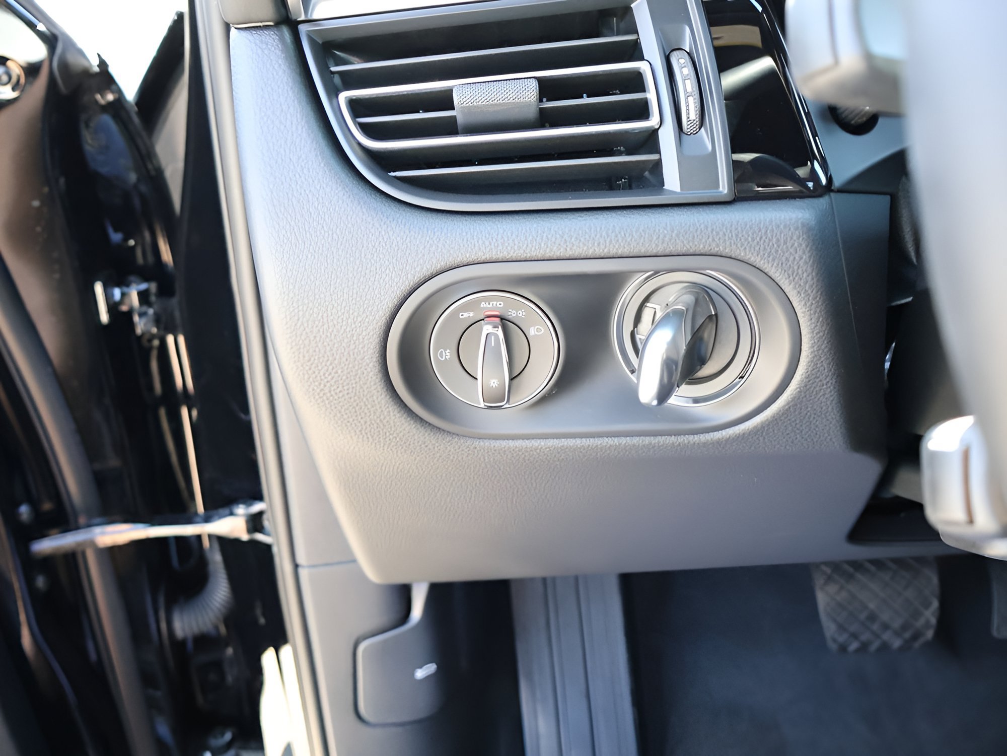 Certified 2026 Porsche Macan AWD/4WD image 34