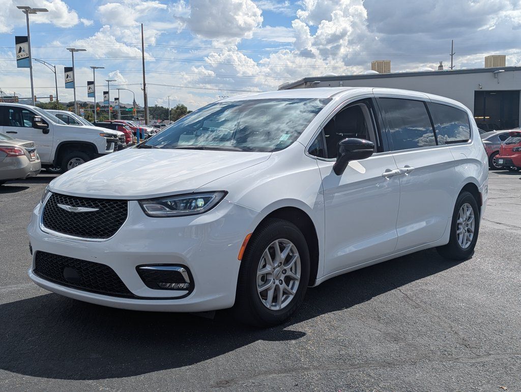 Used 2024 Chrysler Pacifica Touring-L FWD image 9