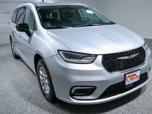 Used 2024 Chrysler Pacifica Touring-L FWD image 5