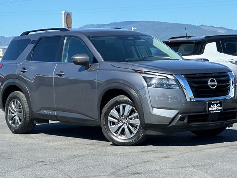Used 2025 Nissan Pathfinder SV AWD/4WD image 2