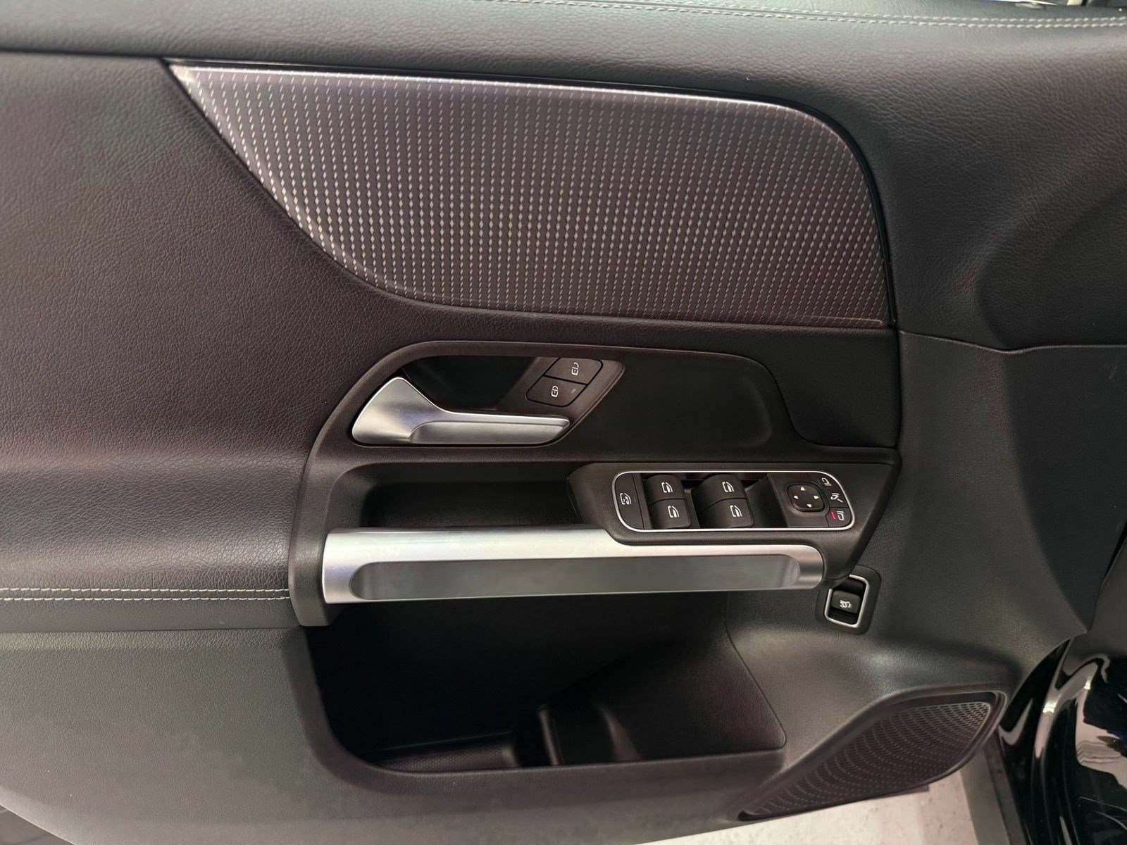 Used 2022 Mercedes-Benz GLB 250 image 11