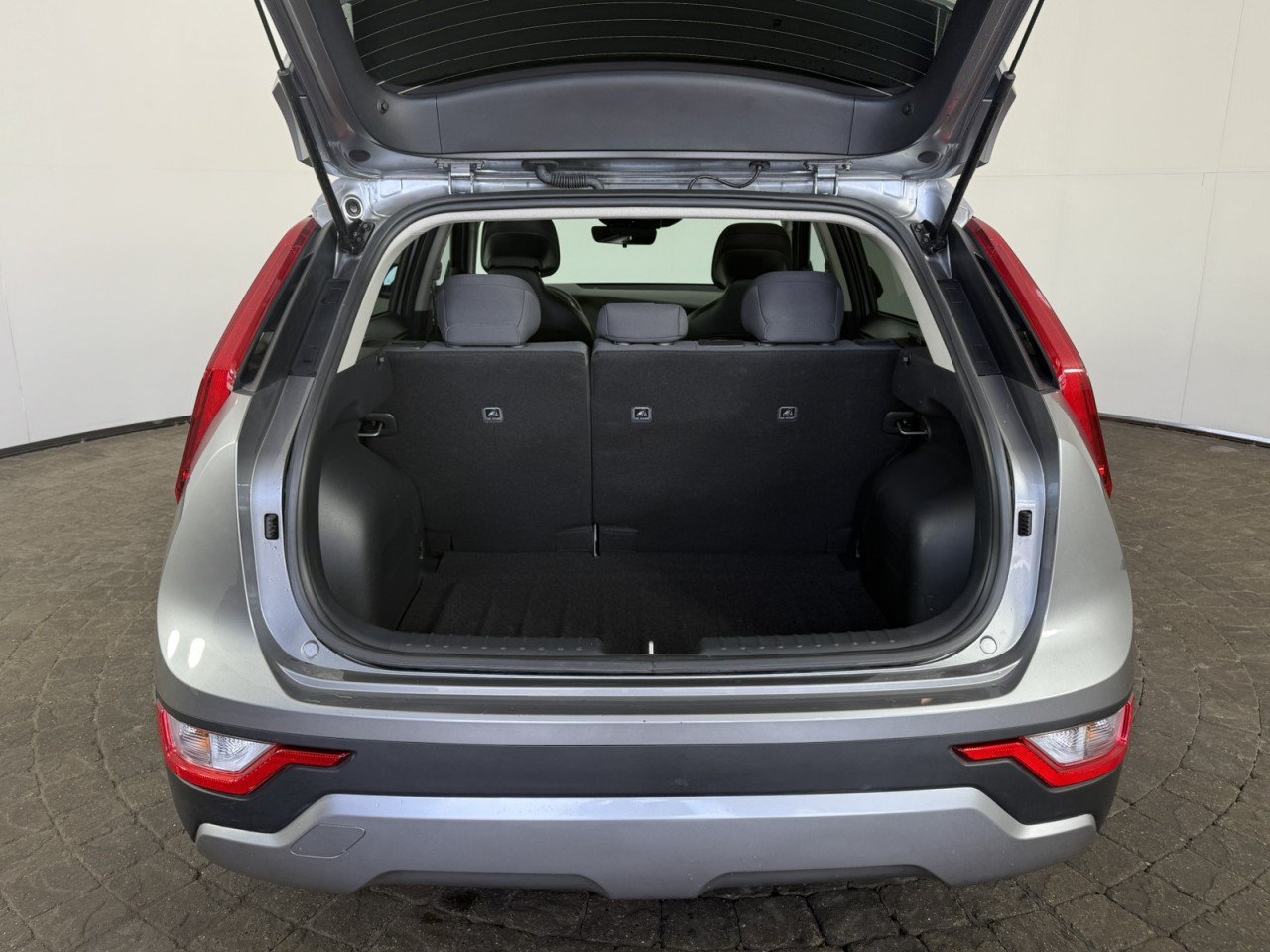 Used 2025 Kia Niro LX FWD image 7