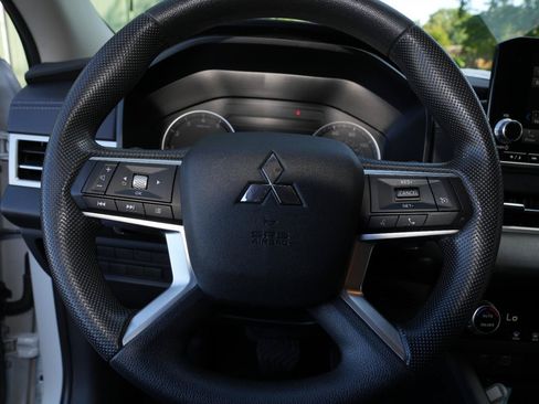 Used 2024 Mitsubishi Outlander ES FWD image 16