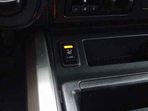 Used 2024 Nissan Titan SV w/ SV Convenience Package image 36