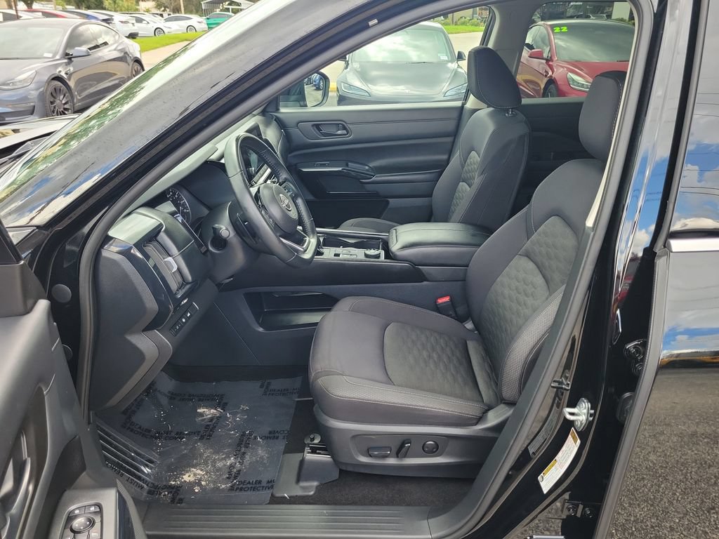 Used 2023 Nissan Pathfinder SV w/ SV Premium Package AWD/4WD image 16