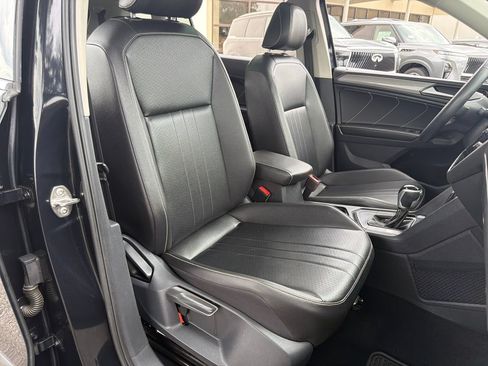 Used 2022 Volkswagen Tiguan SE w/ Panoramic Sunroof Package FWD image 32