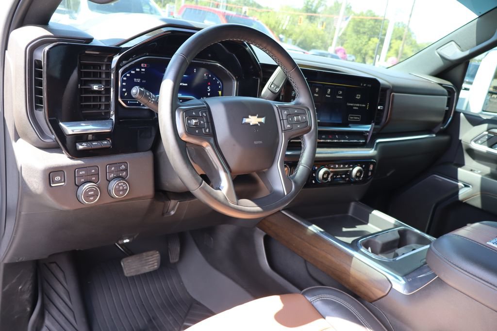 Used 2025 Chevrolet Silverado 2500 High Country w/ Technology Package AWD/4WD image 5