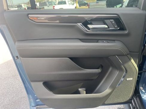 New 2026 GMC Yukon XL Elevation image 17