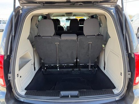 Used 2018 Dodge Grand Caravan SE w/ UConnect Hands-Free Group image 41