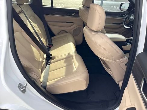 Used 2023 Jeep Grand Cherokee Limited w/ Black Appearance Package image 23